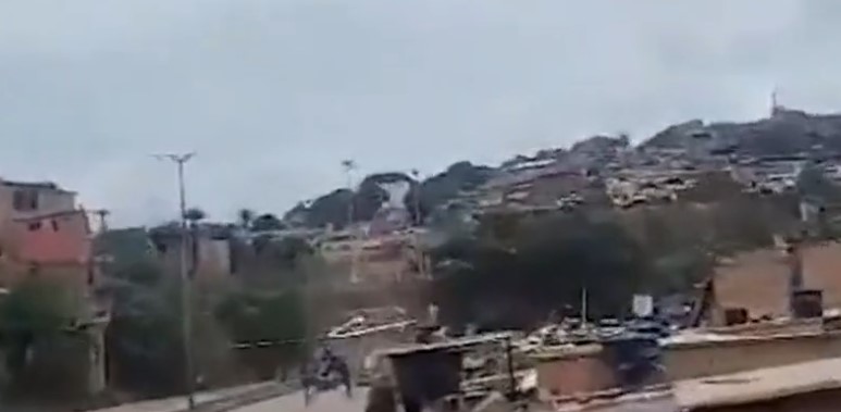 Khoảnh khắc máy bay trực thăng của cảnh sát bất ngờ rơi xuống đường